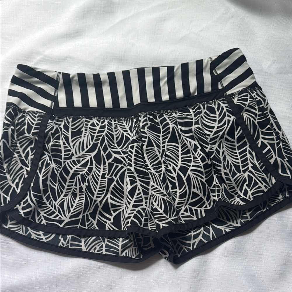 Lululemon Athletica Black and White Athletic Shorts Sz 6